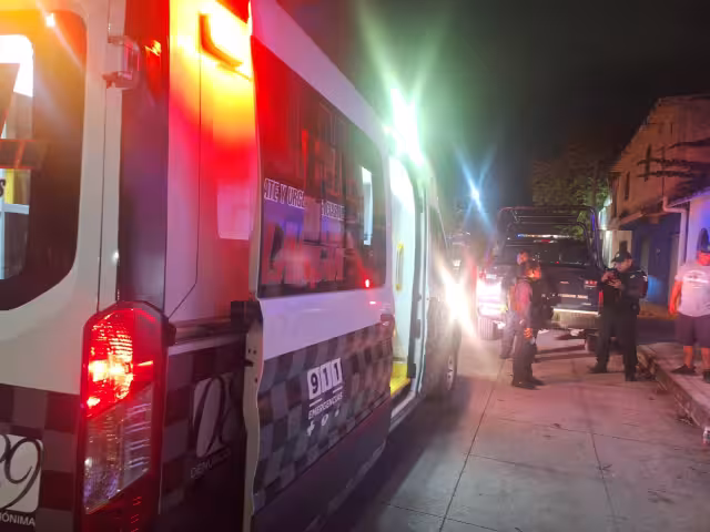 La víctima fue atendida y trasladada a un hospital para su atención.