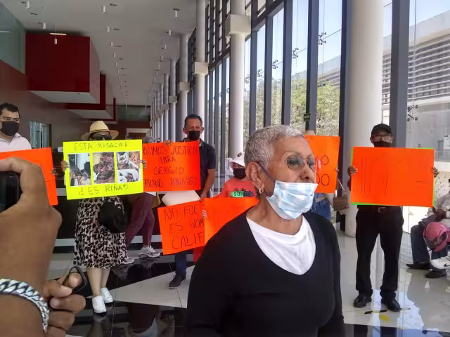 Entre pancartas, familiares y amigos rechazan que el asesino del promotor salga en libertad