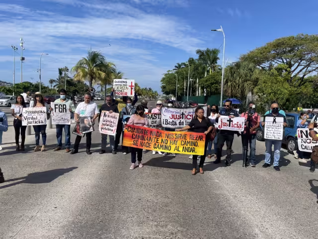 Periodistas se manifiestan por asesinato de compañero en Acapulco