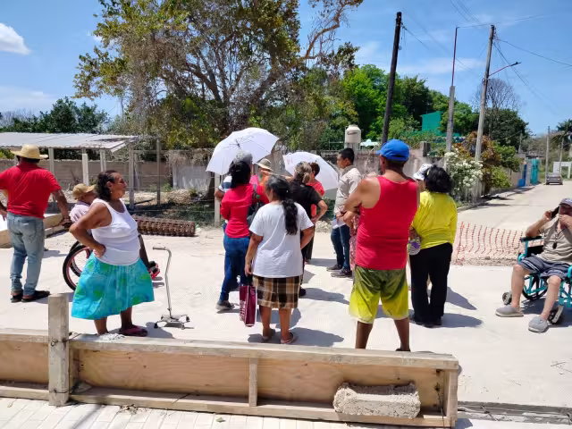 Los vecinos de La Ermita exigen soluciones a problemas de escasez de agua y movilidad provocados por la obra del Tren Ligero