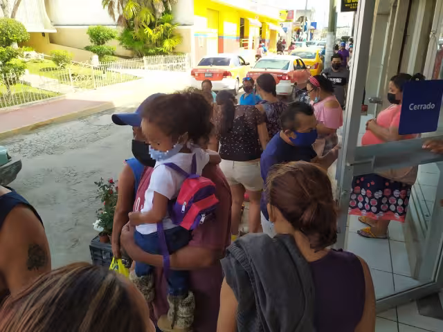 Temprano, familias hacen compras y andan con amistades en aglomeraciones, sin importarles el riesgo de contraer el virus