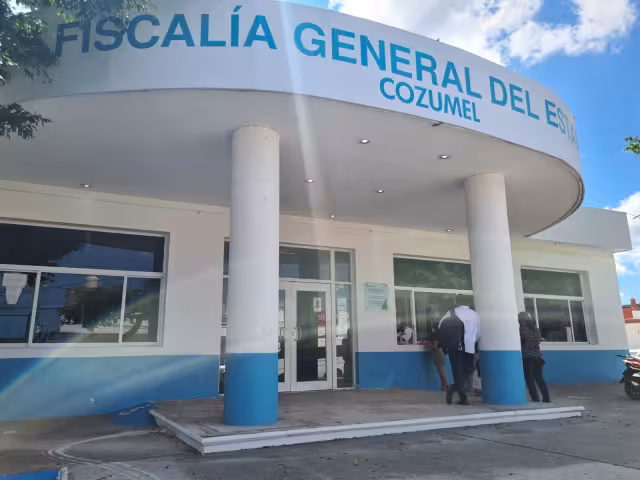 El funcionario huyó de la isla para no ser detenido o hacerle frente a las acusaciones en su contra.