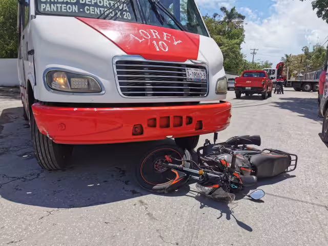 Motociclista resulta lesionado tras ser atropellado por camión urbano en Playa Norte