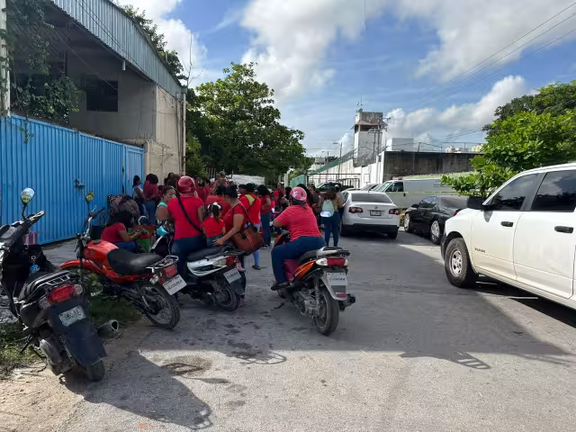 Familiares de los reclusos expusieron su sentir mientras se llevaban a cabo las diligencias para levantar el cuerpo del custodio asesinado frente a la cárcel de Benito Juárez.
