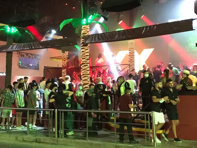 El incumplimiento de las medidas anticovid se puede observar dentro y fuera de los establecimientos