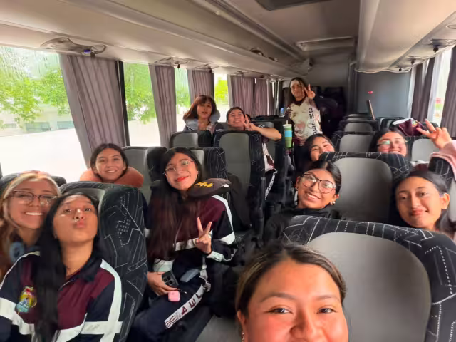 Alumnas de la ENLEP módulo Hecelchakán celebran el reconocimiento obtenido en un concurso nacional que les permitirá viajar a Monterrey.
