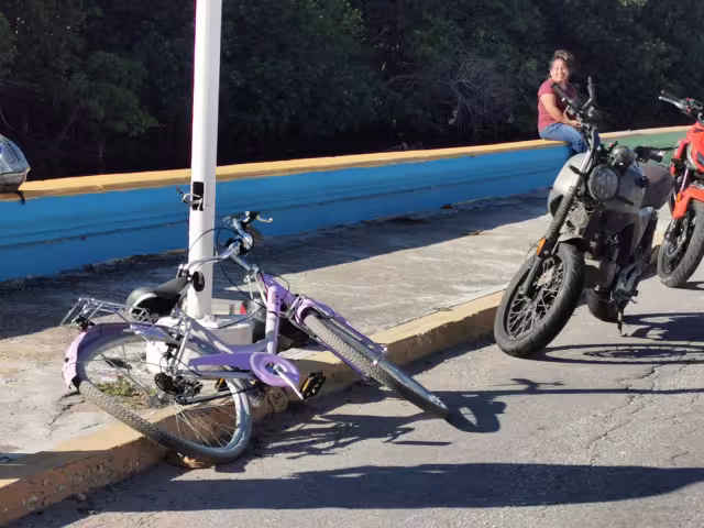 Ciclista accidentada en la Caleta.