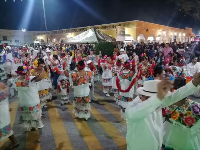 Los fuegos pirotécnicos en punto de las 11:40 de la noche marcaron el inició de la vaquería