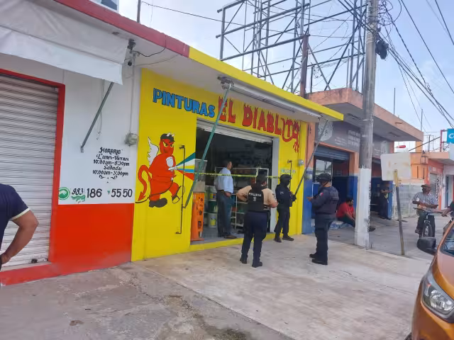 El cuerpo del empleado de la tienda quedó en el suelo dentro del negocio de pinturas en Chetumal, luego de que paramédicos confirmaran su fallecimiento