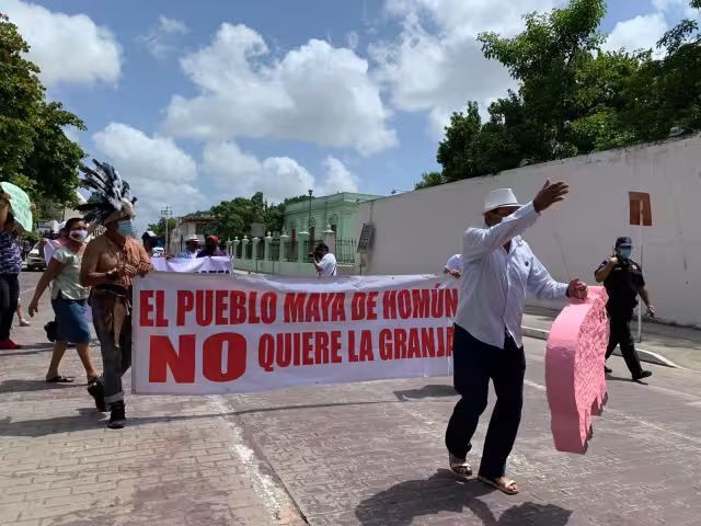 Los manifestantes llegaron en camiones al Parque de la Mejorada para protestar contra la granja