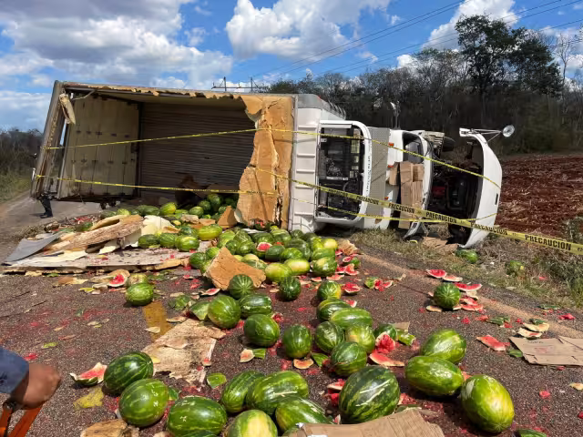 Conductor de camión muere tras volcadura en la carretera federal 261.