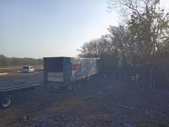 Uno de los tráileres involucrados quedó fuera de la vía Campeche-Mérida