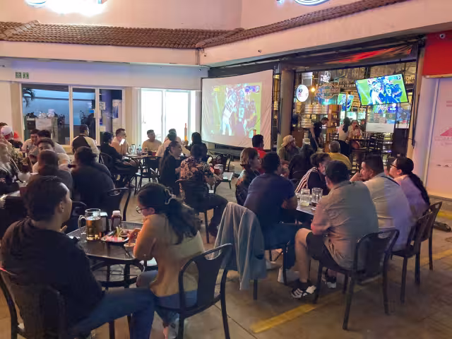 Los bares que transmitieron el partido recibieron muchos visitantes.