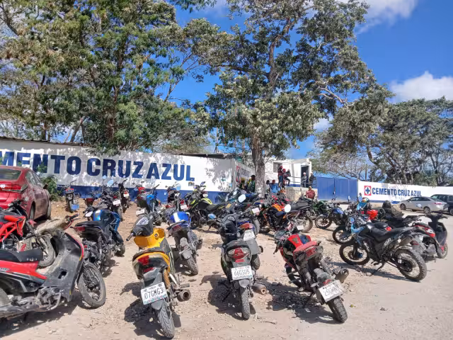 Trabajadores protestan desde las 7:00 horas en la cementera de Seybaplaya.