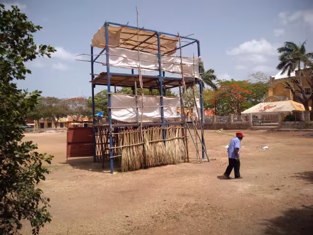 Desde muy temprano se observó a diversos personas que desmantelaban sus palcos