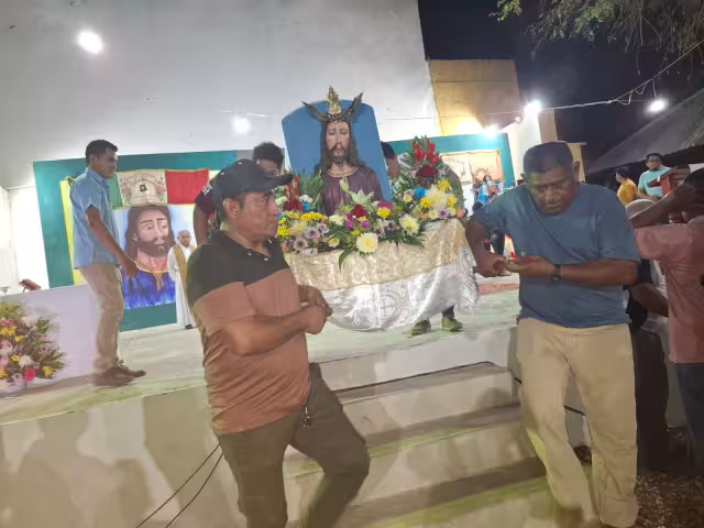 La bajada de la imagen marcó el inicio de las festividades religiosas.