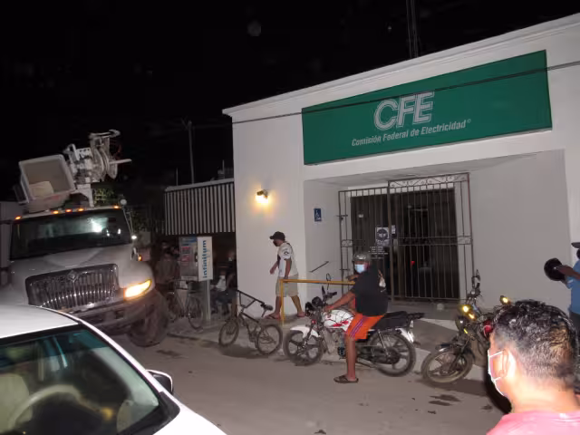 Algunos habitantes cerraron calles otros acudieron a las instalaciones de CFE para presionarlos