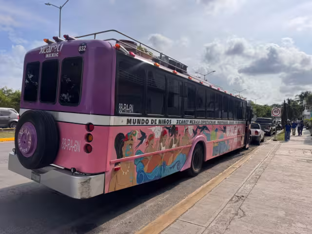 El camión de la empresa Xcaret impactó a una motociclista.