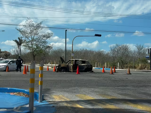 El auto fue consumido en su totalidad por el fuego