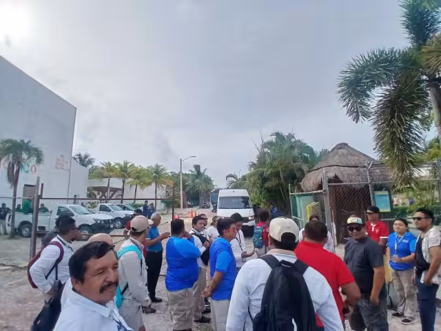 Trabajadores bloquean acceso a Costa Maya por presunto incumplimiento en pago de utilidades