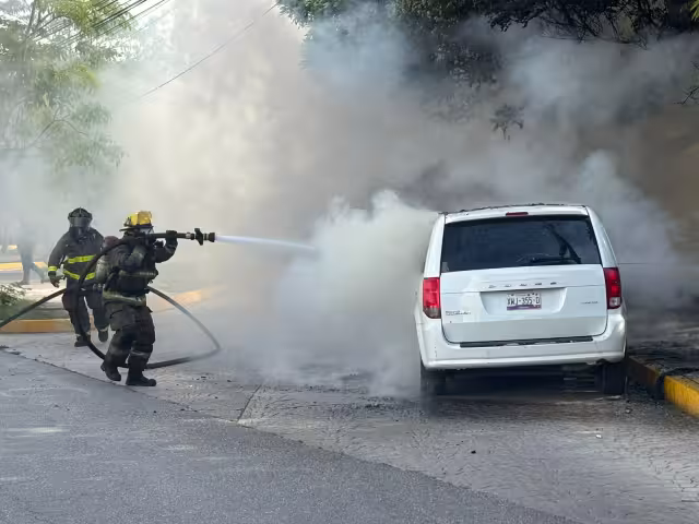 El vehículo se incendió y los bomberos entraron en acción para controlar el fuego.