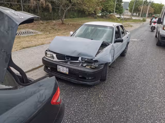 La camioneta de lujo Mercedes Benz frenó y fue colisionado por detrás