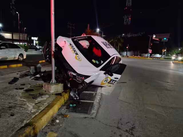 Un taxi del aeropuerto protagonizó un aparatoso accidente en Cancún.