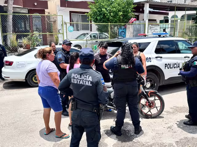 Policías realizaron el aseguramiento de una motocicleta que obstruía