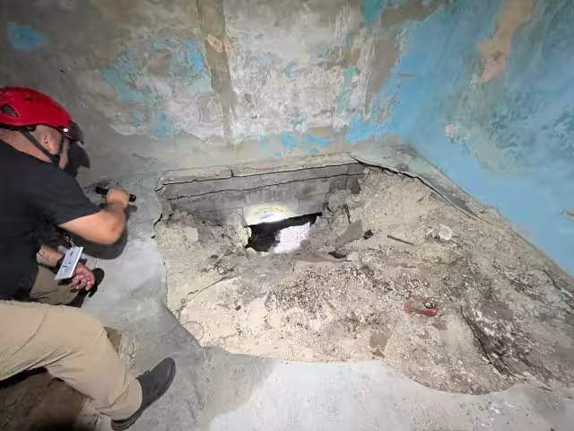 Elementos de Protección Civil acudieron al domicilio para revisar el socavón.