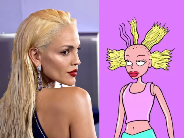 La mexicana apareció con un vestido azul marino fuerte con los labios rojos carmesí