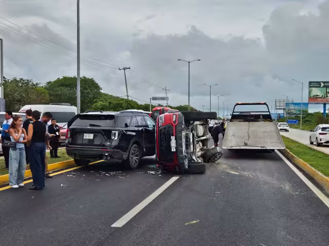 Uno de los vehículos brincó el camellón y terminó impactando a otro.