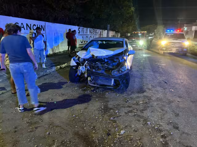 El Nissan Versa quedó destrozado del frente tras el encontronazo.