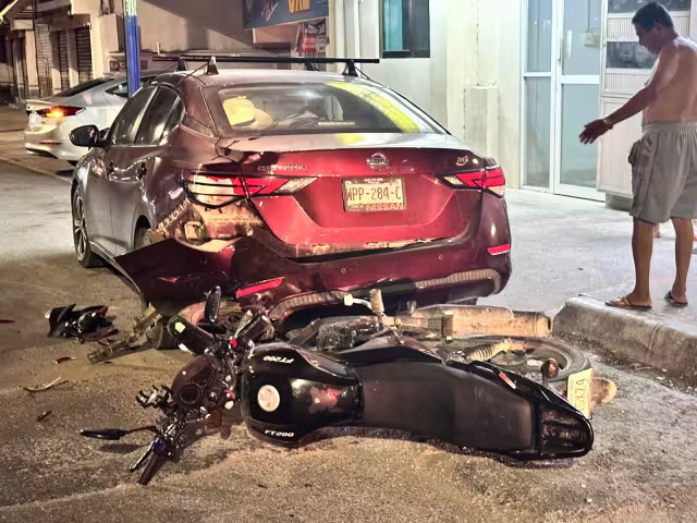 Motociclista ebrio chocó contra un auto estacionado en avenida Patricio Trueba.
