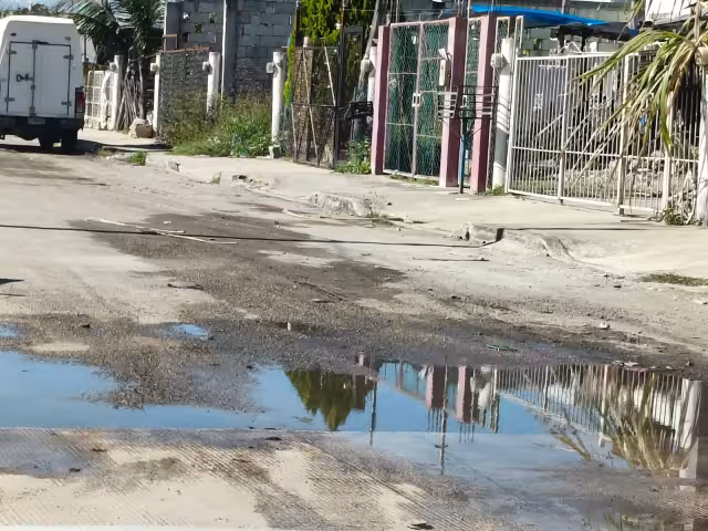 Se aplicarán sanciones a quienes usen la vía pública como drenaje personal.