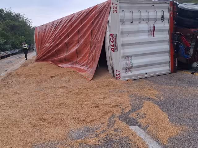 Un fuerte accidente se registró en la carretera Campeche-Mérida, a la altura de la conocida Curva del Diablo, en Hecelchakán.