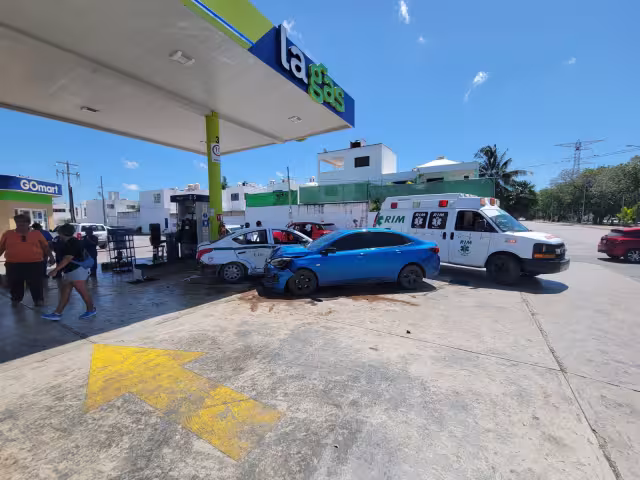 El taxi estuvo a punto de impactar una bomba de combustible,