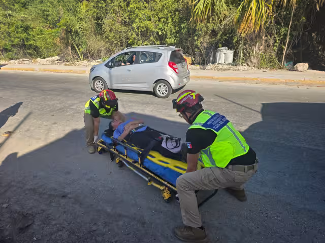 Paramédicos atendieron a una mujer lesionada tras el choque entre un mototaxi y una motocicleta en Playa del Carmen