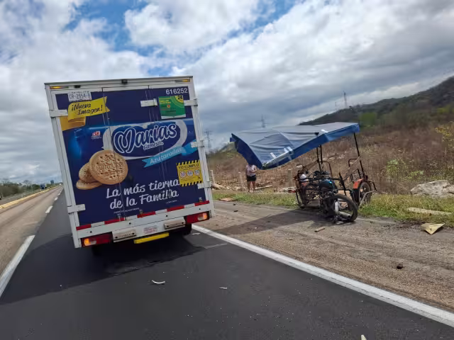 Un mototaxi fue embestido por una camioneta de empresa en carretera Campeche–Mérida.