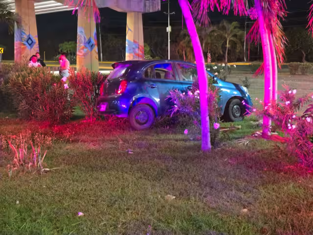 El auto compacto terminó sobre la glorieta con daños visibles.