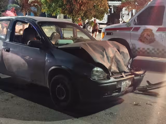 Aparatoso accidente vehicular en avenida La King deja varios lesionados y cuantiosos daños en Quintana Roo