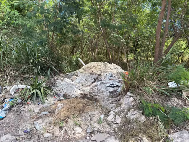 Restos de vidrio, alambres y jeringas representan un peligro para peatones, especialmente en temporada de lluvias