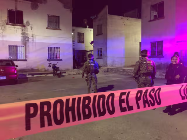 Los olores fétidos alertaron a los vecinos de la Región 259; la joven fue llevada al hospital por debilidad y deshidratación severa