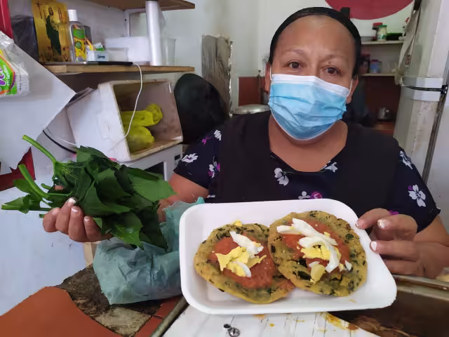 En el área de comidas del mercado se pueden saborear antojitos
yucatecos que incluyen esta planta