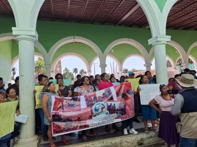 Los sindicalizados de los Tres Poderes llegaron al palacio municipal para exigir un diálogo directo con el alcalde