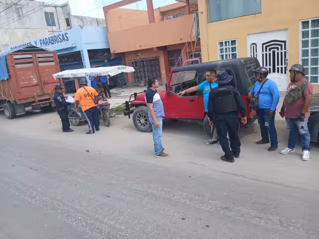 Conductor de mototaxi pierde el control y ocasiona choque en Campeche