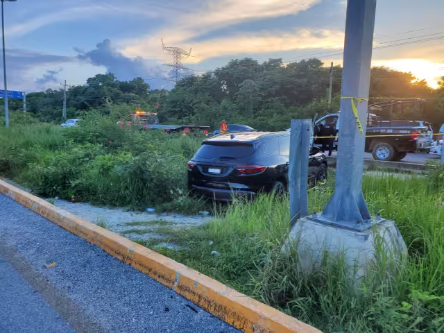 El auto quedó en el camellón con el cuerpo del hombre con impactos de bala