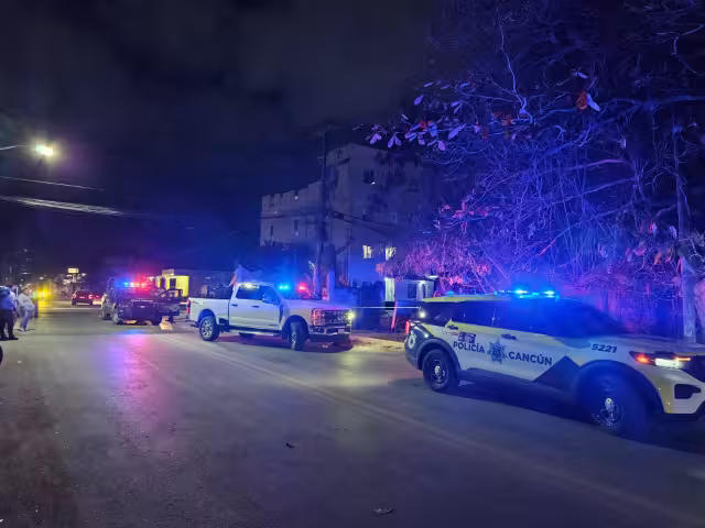 Varias unidades policiacas llegaron al lugar de los hechos.