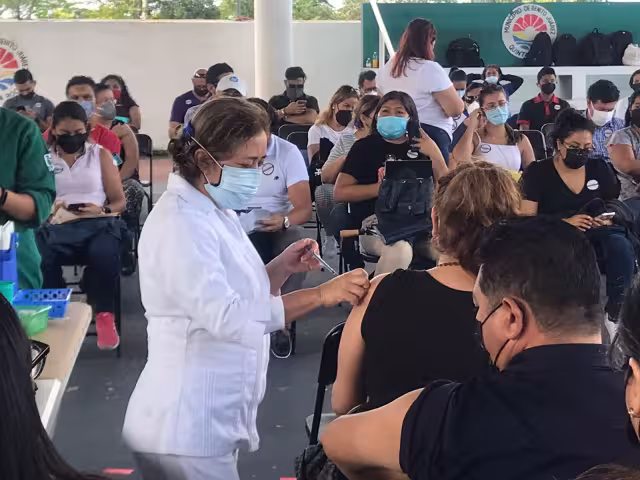 La vacuna anticovid de refuerzo que reciben los maestros en Quintana Roo es de la farmacéutica Moderna