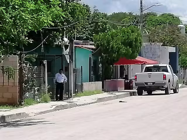 Dos hombres en motocicleta intentaron disparar a un hombre en su casa