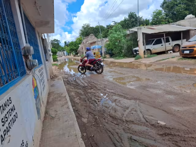 Calles de Tenabo convertidas en trampas por baches y agua estancada
